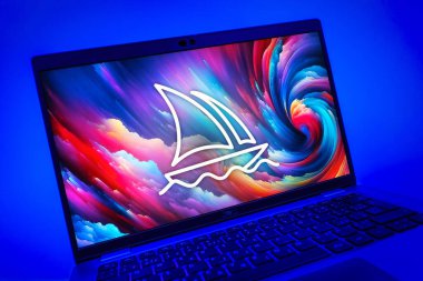 Prag, Çek Cumhuriyeti - 08 01 2025: Midtrip logosunu gösteren dizüstü bilgisayarın yakın görüntüsü. Midtrip yapay zeka ürünü resimler ve sanat için bir platformdur..