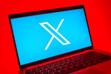 Prag, Çek Cumhuriyeti - 08 01 2025: X logosunu gösteren dizüstü bilgisayarın yakın görüntüsü. X, kısa gönderileri ve güncellemeleri paylaşmak için bir platformdur.