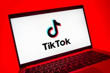 Prag, Çek Cumhuriyeti - 08 01 2025: TikTok logosunu gösteren dizüstü bilgisayarın yakın görüntüsü. TikTok kısa, yaratıcı ve viral video platformu.