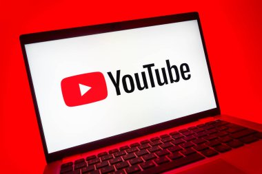 Prag, Çek Cumhuriyeti - 08 01 2025: Youtube logosunu gösteren bir dizüstü bilgisayarın yakından görüntüsü. Youtube dünya çapında videoları izlemek ve paylaşmak için bir platform.