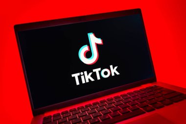 Prag, Çek Cumhuriyeti - 08 01 2025: TikTok logosunu gösteren dizüstü bilgisayarın yakın görüntüsü. TikTok kısa, yaratıcı ve viral video platformu.
