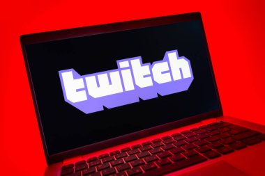 Prag, Çek Cumhuriyeti - 08 01 2025: Twitch logosunu gösteren dizüstü bilgisayarın yakın görüntüsü. Twitch canlı yayın oyunları ve içeriği için bir platformdur.