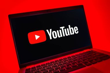 Prag, Çek Cumhuriyeti - 08 01 2025: Youtube logosunu gösteren bir dizüstü bilgisayarın yakından görüntüsü. Youtube dünya çapında videoları izlemek ve paylaşmak için bir platform.