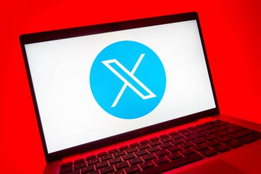Prag, Çek Cumhuriyeti - 08 01 2025: X logosunu gösteren dizüstü bilgisayarın yakın görüntüsü. X, kısa gönderileri ve güncellemeleri paylaşmak için bir platformdur.