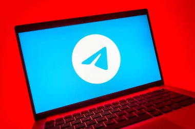 Prag, Çek Cumhuriyeti - 08 01 2025: Telegram logosunu gösteren dizüstü bilgisayarın yakın görüntüsü. Telgraf hızlı ve güvenli iletiler için bir uygulamadır.