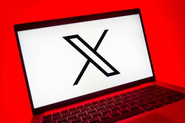 Prag, Çek Cumhuriyeti - 08 01 2025: X logosunu gösteren dizüstü bilgisayarın yakın görüntüsü. X, kısa gönderileri ve güncellemeleri paylaşmak için bir platformdur.
