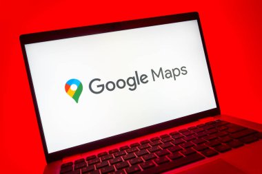 Prag, Çek Cumhuriyeti - 08 01 2025: Google Maps logosunu gösteren dizüstü bilgisayarın yakın görüntüsü. Google Maps haritalar, navigasyon ve konum hizmetleri için bir platformdur.