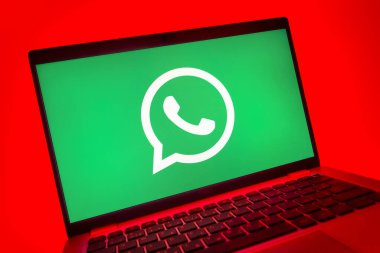 Prag, Çek Cumhuriyeti - 08 01 2025: WhatsApp logosunu gösteren dizüstü bilgisayarın yakın görüntüsü. WhatsApp mesaj, çağrı ve medya göndermek için bir uygulamadır.