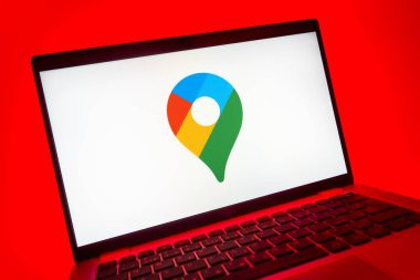 Prag, Çek Cumhuriyeti - 08 01 2025: Google Maps logosunu gösteren dizüstü bilgisayarın yakın görüntüsü. Google Maps haritalar, navigasyon ve konum hizmetleri için bir platformdur.