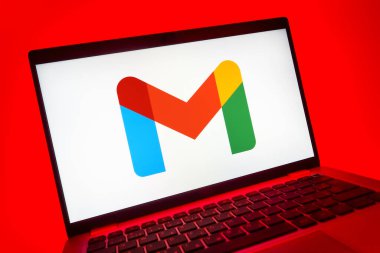 Prag, Çek Cumhuriyeti - 08 01 2025: Google Gmail logosunu gösteren dizüstü bilgisayarın yakın görüntüsü. Google Gmail, mesaj göndermek ve almak için kullanılan bir e-posta servisidir..