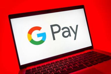 Prag, Çek Cumhuriyeti - 08 01 2025: Google Pay logosunu gösteren dizüstü bilgisayarın yakın görüntüsü. Google Pay kolay ve güvenli dijital ödemeler için bir platformdur.