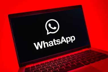 Prag, Çek Cumhuriyeti - 08 01 2025: WhatsApp logosunu gösteren dizüstü bilgisayarın yakın görüntüsü. WhatsApp mesaj, çağrı ve medya göndermek için bir uygulamadır.