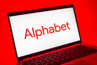 Prag, Çek Cumhuriyeti - 08 01 2025: Alfabe logosunu gösteren dizüstü bilgisayarın yakın görüntüsü. Alfabe, Google ve diğer teknolojik girişimlerin ana şirketidir..