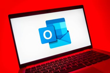 Prag, Çek Cumhuriyeti - 08 01 2025: Outlook logosunu gösteren dizüstü bilgisayarın yakın görüntüsü. Outlook iletileri göndermek ve yönetmek için bir e- posta platformudur.