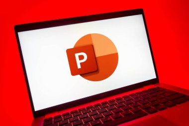 Prag, Çek Cumhuriyeti - 08 01 2025: Powerpoint logosunu gösteren dizüstü bilgisayarın yakın görüntüsü. Powerpoint sunumlar ve slayt gösterileri oluşturmak için bir yazılımdır..