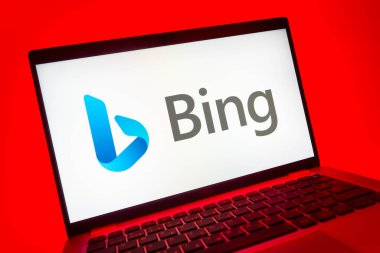 Prag, Çek Cumhuriyeti - 08 01 2025: Bing logosunu gösteren dizüstü bilgisayarın yakın görüntüsü. Bing çevrimiçi bilgi bulmak için bir arama motorudur.