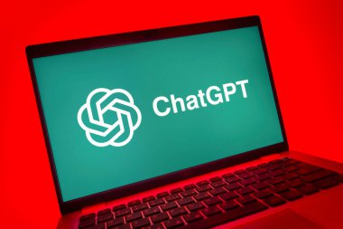 Prag, Çek Cumhuriyeti - 08 01 2025: ChatGPT logosunu gösteren dizüstü bilgisayarın yakın görüntüsü. ChatGPT metin üretmek ve soruları cevaplamak için bir yapay zeka sohbet robotudur..