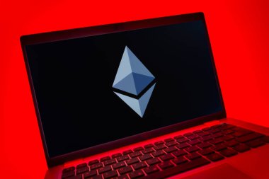 Prag, Çek Cumhuriyeti - 08 01 2025: Ethereum logosunu gösteren dizüstü bilgisayarın yakın görüntüsü. Ethereum merkezi olmayan uygulamalar ve kripto için bir engelleme platformudur..