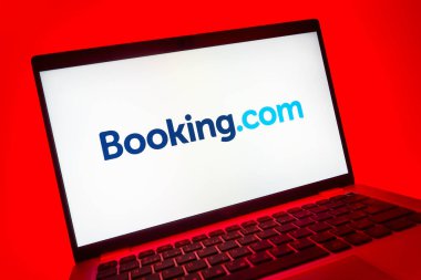 Prag, Çek Cumhuriyeti - 08 01 2025: Booking.com logosunu gösteren dizüstü bilgisayarın yakın görüntüsü. Rezervasyon, otel bulmak ve rezervasyon yaptırmak için bir platformdur..