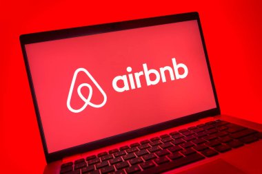 Prag, Çek Cumhuriyeti - 08 01 2025: Airbnb logosunu gösteren dizüstü bilgisayarın yakın görüntüsü. Airbnb dünya çapında kısa vadeli konaklama için bir platformdur..