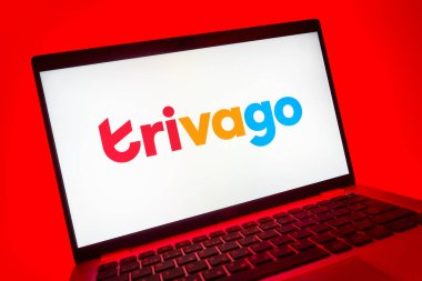 Prag, Çek Cumhuriyeti - 08 01 2025: Trivago logosunu gösteren dizüstü bilgisayarın yakın görüntüsü. Trivago otel fiyatlarını ve anlaşmaları karşılaştırmak için bir platform..