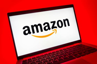 Prag, Çek Cumhuriyeti - 08 01 2025: Amazon logosunu gösteren dizüstü bilgisayarın yakın görüntüsü. Amazon, alışveriş ürünleri ve hizmetleri için çevrimiçi bir platformdur..