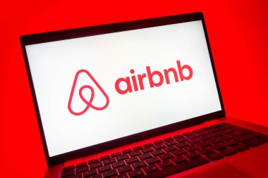 Prag, Çek Cumhuriyeti - 08 01 2025: Airbnb logosunu gösteren dizüstü bilgisayarın yakın görüntüsü. Airbnb dünya çapında kısa vadeli konaklama için bir platformdur..