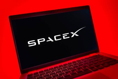 Prag, Çek Cumhuriyeti - 08 01 2025: SpaceX logosunu gösteren dizüstü bilgisayarın yakın görüntüsü. SpaceX uzay keşfi ve roket fırlatmaları için özel bir şirkettir..