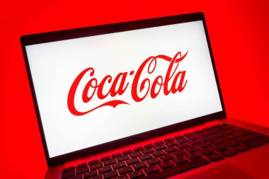 Prag, Çek Cumhuriyeti - 08 01 2025: Coca-Cola logosunu gösteren dizüstü bilgisayarın yakın görüntüsü. Coca-Cola meşrubatlarıyla tanınan bir içecek şirketidir..