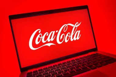 Prag, Çek Cumhuriyeti - 08 01 2025: Coca-Cola logosunu gösteren dizüstü bilgisayarın yakın görüntüsü. Coca-Cola meşrubatlarıyla tanınan bir içecek şirketidir..