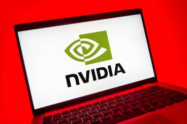 Prag, Çek Cumhuriyeti - 08 01 2025: NVIDIA logosunu gösteren dizüstü bilgisayarın yakın görüntüsü. NVIDIA, GPU ve yapay zeka donanımı alanında uzmanlaşmış bir teknoloji şirketidir..
