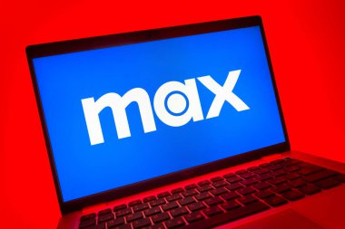 Prag, Çek Cumhuriyeti - 08 01 2025: Max logosunu gösteren dizüstü bilgisayarın yakın görüntüsü. Max, filmler, TV programları ve özgün içerikler için bir yayın platformudur..