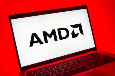 Prag, Çek Cumhuriyeti - 08 01 2025: AMD logosunu gösteren dizüstü bilgisayarın yakın görüntüsü. AMD, işlemci ve işlemci üreten yarı iletken bir şirkettir..