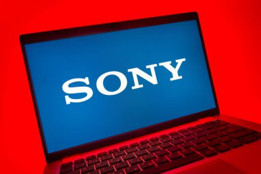 Prag, Çek Cumhuriyeti - 08 01 2025: Sony logosunu gösteren dizüstü bilgisayarın yakın görüntüsü. Sony elektronik, oyun ve eğlence üreten bir teknoloji şirketidir..