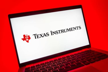 Prag, Çek Cumhuriyeti - 08 01 2025: Texas Instruments logosunu gösteren dizüstü bilgisayarın yakın görüntüsü. Texas Instruments yarı iletken ve elektronik üreten bir şirket..