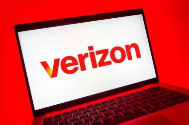 Prag, Çek Cumhuriyeti - 08 01 2025: Verizon logosunu gösteren dizüstü bilgisayarın yakın görüntüsü. Verizon, kablosuz ve geniş bant hizmetleri sağlayan bir telekom şirketidir..