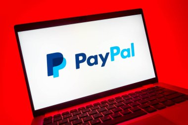 Prag, Çek Cumhuriyeti - 08 01 2025: PayPal logosunu gösteren dizüstü bilgisayarın yakın görüntüsü. PayPal çevrimiçi ödemeler ve para transferleri için bir platformdur.