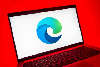 Prag, Çek Cumhuriyeti - 08 01 2025: Sınır logosunu gösteren dizüstü bilgisayarın yakın görüntüsü. Edge, Microsoft tarafından Windows aygıtları için geliştirilen bir web tarayıcısıdır..