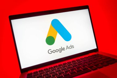 Prag, Çek Cumhuriyeti - 08 01 2025: Google Ads logosunu gösteren dizüstü bilgisayarın yakın görüntüsü. Google Reklamları, çevrimiçi reklamlar yaratmak ve yönetmek için bir platformdur.