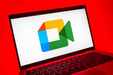Prag, Çek Cumhuriyeti - 08 01 2025: Google Meet logosunu gösteren dizüstü bilgisayarın yakın görüntüsü. Google Meet video toplantıları ve çevrimiçi işbirliği için bir platformdur.