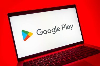 Prag, Çek Cumhuriyeti - 08 01 2025: Google Play logosunu gösteren dizüstü bilgisayarın yakın görüntüsü. Google Play uygulamaları, oyunları ve dijital içeriği indirmek için bir platformdur.