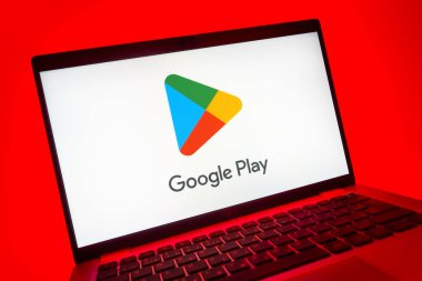 Prag, Çek Cumhuriyeti - 08 01 2025: Google Play logosunu gösteren dizüstü bilgisayarın yakın görüntüsü. Google Play uygulamaları, oyunları ve dijital içeriği indirmek için bir platformdur.