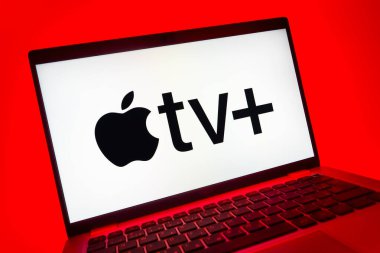 Prag, Çek Cumhuriyeti - 08 01 2025: Apple TV + logosunu gösteren dizüstü bilgisayarın yakın görüntüsü. Apple TV +, filmler ve TV programları için bir yayın platformudur..