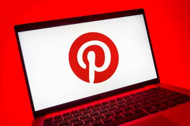 Prag, Çek Cumhuriyeti - 08 01 2025: Pinterest logosunu gösteren dizüstü bilgisayarın yakın görüntüsü. Pinterest fikirleri görsel olarak keşfetmek ve kaydetmek için bir platformdur..