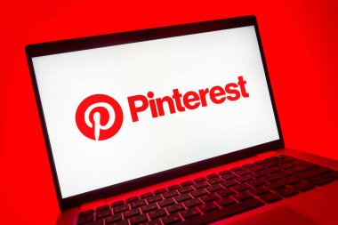 Prag, Çek Cumhuriyeti - 08 01 2025: Pinterest logosunu gösteren dizüstü bilgisayarın yakın görüntüsü. Pinterest fikirleri görsel olarak keşfetmek ve kaydetmek için bir platformdur..