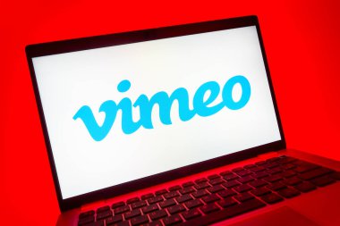 Prag, Çek Cumhuriyeti - 08 01 2025: Vimeo logosunu gösteren dizüstü bilgisayarın yakın görüntüsü. Vimeo, yüksek kaliteli video sunucu ve paylaşımı için bir platformdur.