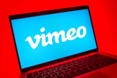 Prag, Çek Cumhuriyeti - 08 01 2025: Vimeo logosunu gösteren dizüstü bilgisayarın yakın görüntüsü. Vimeo, yüksek kaliteli video sunucu ve paylaşımı için bir platformdur.