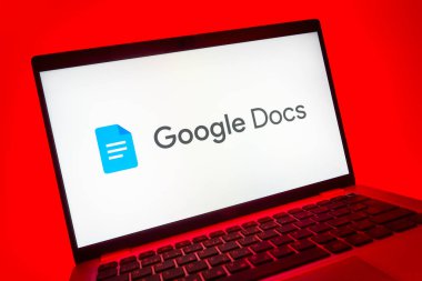 Prag, Çek Cumhuriyeti - 08 01 2025: Google Docs logosunu gösteren dizüstü bilgisayarın yakın görüntüsü. Google Docs metin belgeleri oluşturmak ve düzenlemek için bir platformdur.