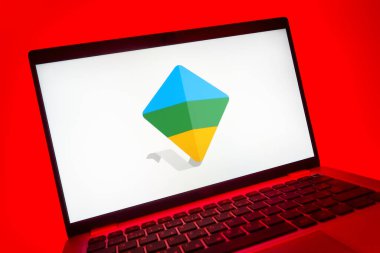 Prag, Çek Cumhuriyeti - 08 01 2025: Google Family Link logosunu gösteren dizüstü bilgisayarın yakın görüntüsü. Google Family Link ebeveyn denetimi ve çocuk hesabı yönetimi için bir platformdur.