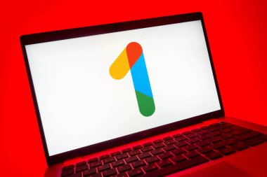 Prag, Çek Cumhuriyeti - 08 01 2025: Google One logosunu gösteren dizüstü bilgisayarın yakın görüntüsü. Google 1 bulut depolama ve abonelik hizmetleri için bir platformdur.